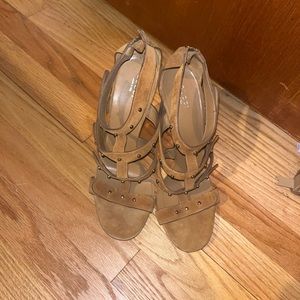 Authentic gently used Gucci suede heels 👠 🛍️🤎Reasonable offers accepted